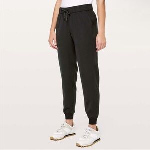 Lululemon | On The Fly Jogger in Black Woven Size 6